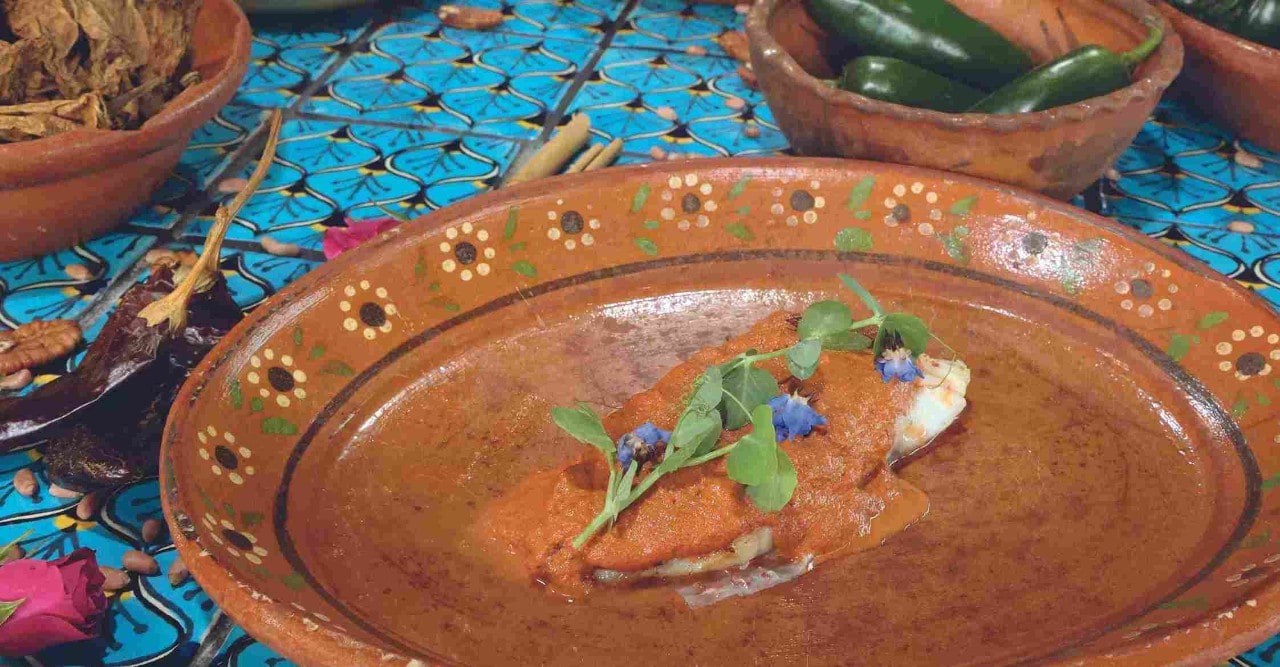 Suma a tu menú este original mole rosa, innovador por su sabor y su llamativo color